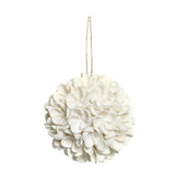 Flower ball gemaakt van witte schelpen.