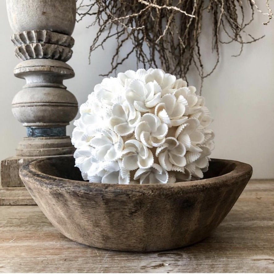 Decoratieve flowerball vervaardigd uit witte schelpen. - Auguri decoratie & geschenken